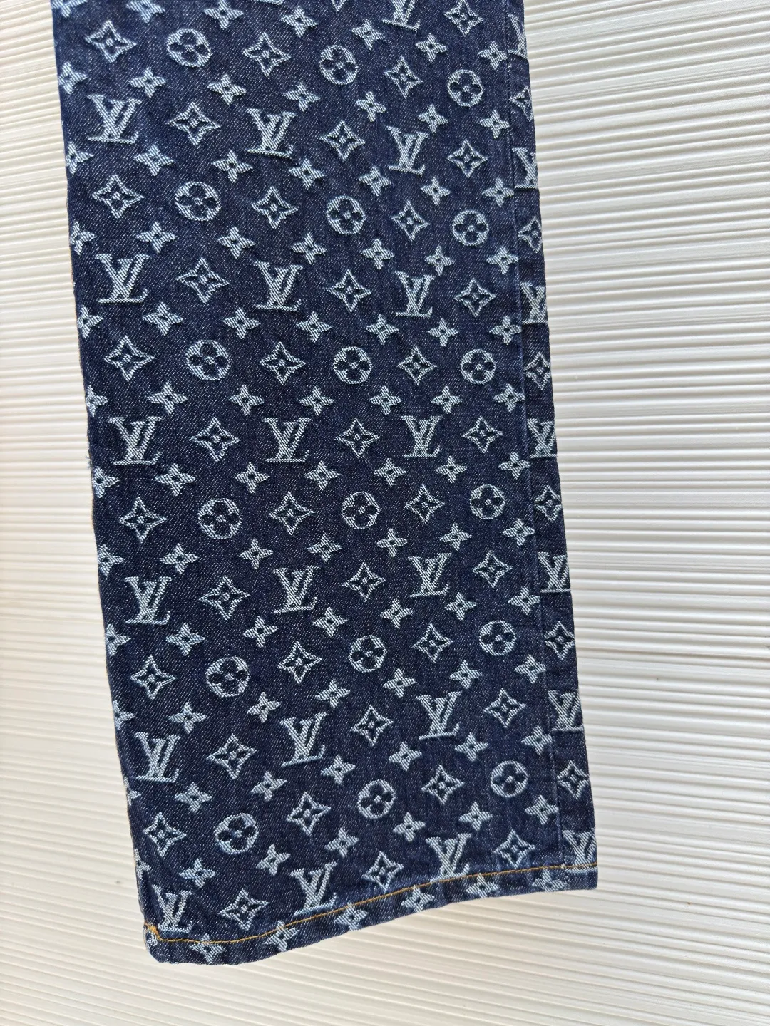 LOUIS VUITTON presbyopic all-over printed jeans ●Authentic product: Purchased and developed by 16639 ●Item number: 1680009-B35 ●Fabric: Denim denim fabric ●Technology: Jacquard production ●Version: Fitted version ●Weight: about 850 grams ●Size: 30-32-34-36 ●Description: The fabric is made of denim, full of Monogram jacquard pattern, and is decorated with hot-drilling technology to form the brand's classic pattern. The waist is made of old flocked leather tags, and the hardware is molded. The overall routing is straight and delicate. The fabric is comfortable and soft, and the color is consistent without color difference. It can be matched with the same style to create a fashionable look and control various occasions. Customized accessories, complete with three standards, same style for men and women.